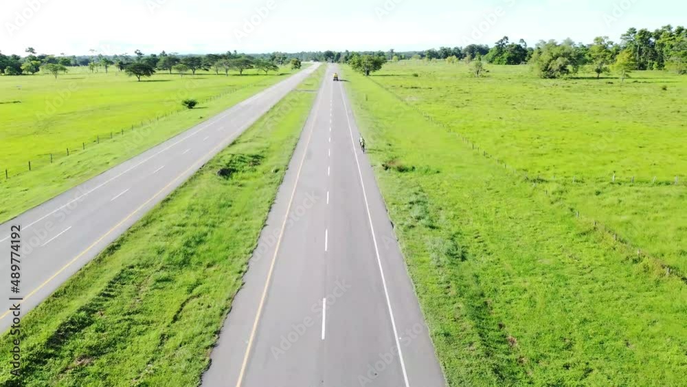 Cancha desde el cielo, hermosa autopista con verde a los lados