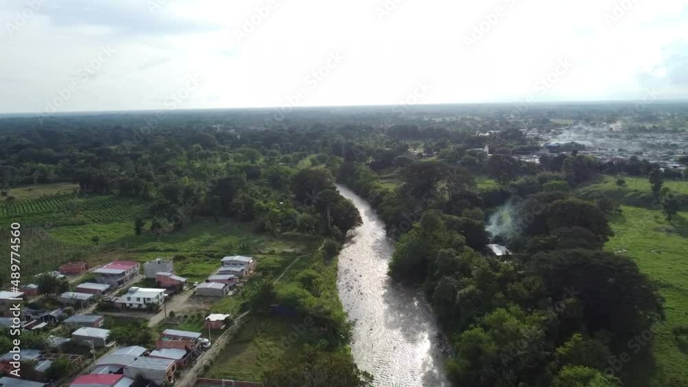 Hermoso río empedrado a lo largo del valle. Puente para cruzar