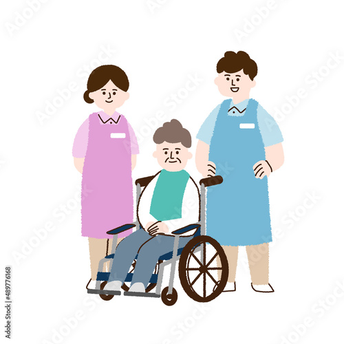車椅子の高齢男性と男女の介護士