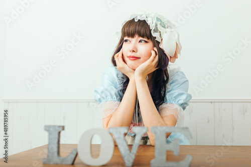 LOVEの文字の前で笑顔の女性　Cosplay photo