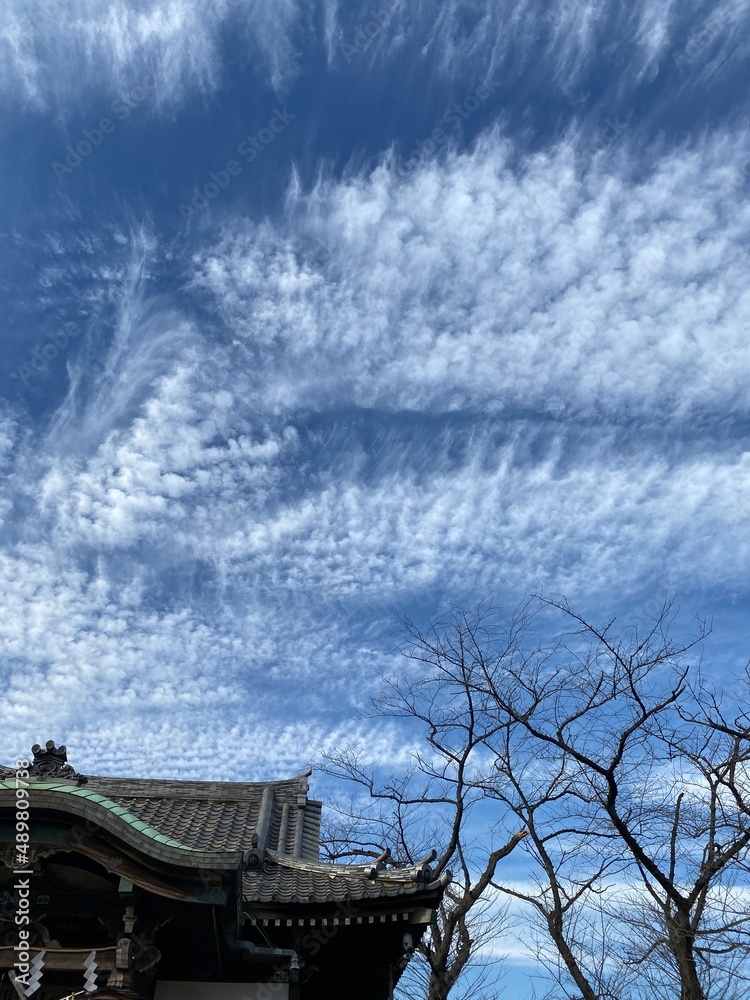 Obraz premium japanese temple roof with cloud patterns in the sky
