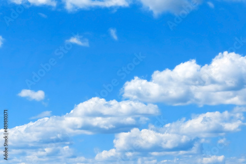 透き通る青空と雲