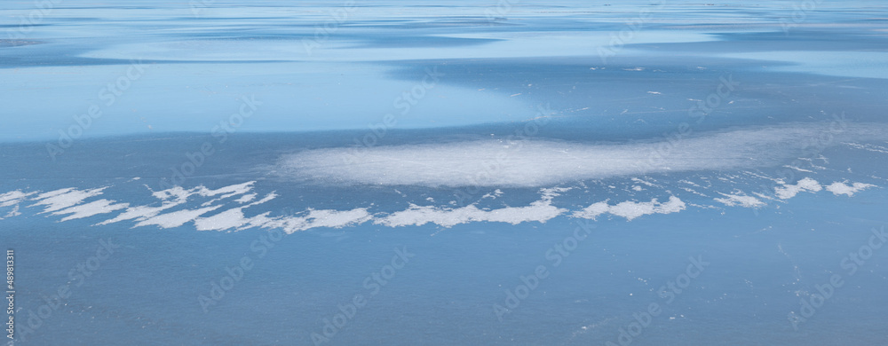 Obraz premium Abstract background of ice structure in a frozen lake landscape. Farnebofjarden national park in northof Sweden.