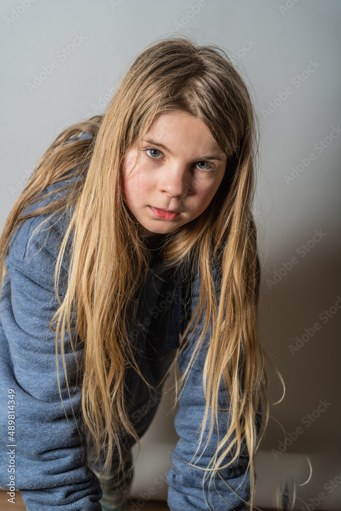 Liebenswertes Porträt eines schönen, hübschen, jungen Mädchens. In grauen Jacke fühlt sich die Heranwachsende wohl und geborgen. Unbeschwert spielt, tanzt, bewegt das Kind sich und macht Akrobatik. Liebenswertes Porträt eines schönen, hübschen, jungen Mädchens. In grauen Jacke fühlt sich die Heranwachsende wohl und geborgen. Unbeschwert spielt, tanzt, bewegt das Kind sich und macht Akrobatik.