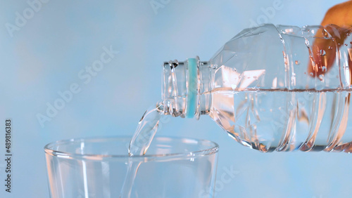 ペットボトルの水をグラスに注ぐ