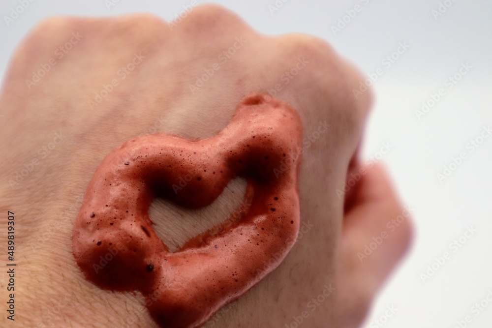 Naklejka premium 手の上にカラーフォーム