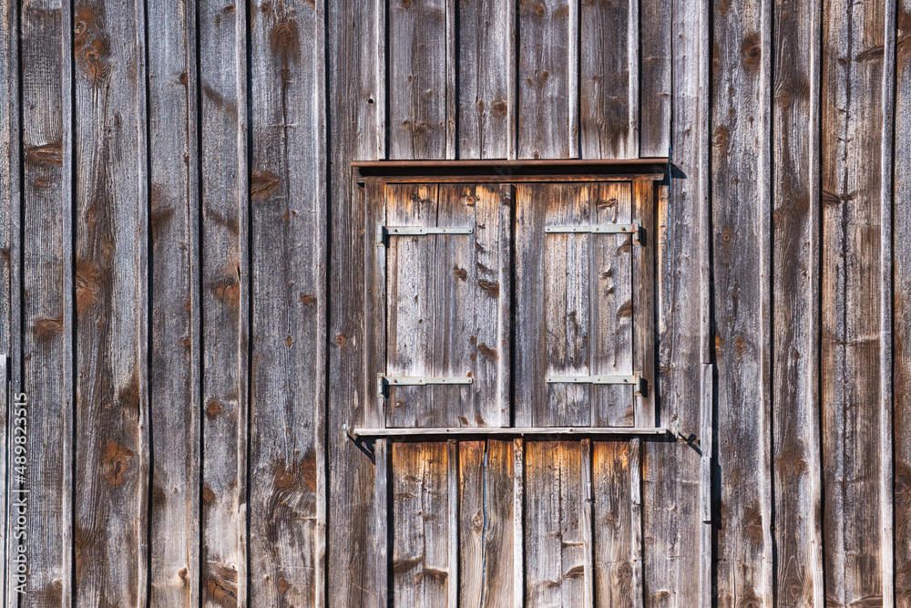 Verwitterte Holzfassade mit Fensterladen Verwitterte Holzfassade mit Fensterladen