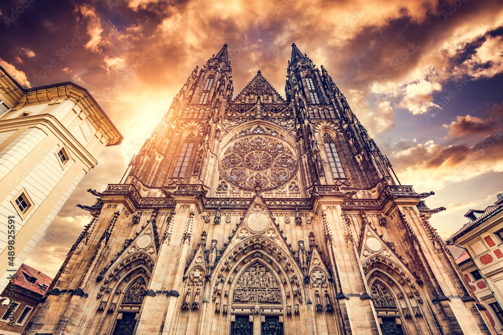 St. Vitus Cathedral, Prague, Czech Republic at sunset - obrazy, fototapety, plakaty 