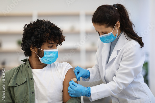 Quadro su tela Indian man got vaccinated against coronavirus at clinic