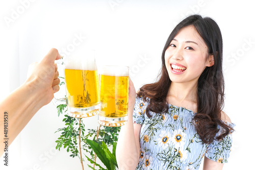 ビアガーデンでビールを飲む若い女性