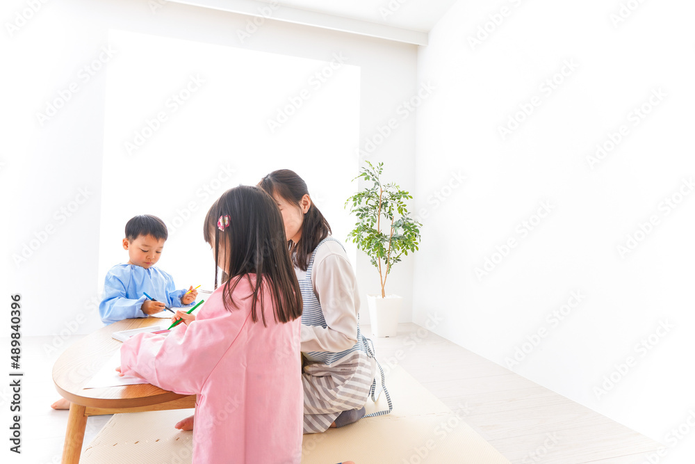 お絵かきをする子どもたちと保育士 お絵かきをする子どもたちと保育士