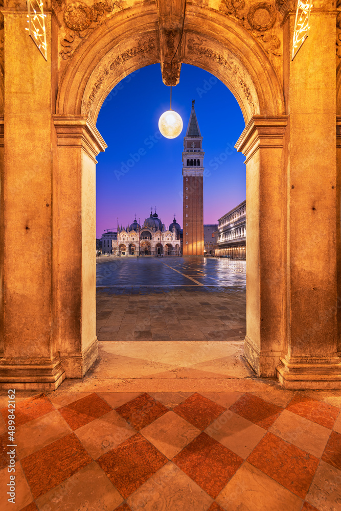 Fototapeta premium St. Mark's Square in Venice, Italy