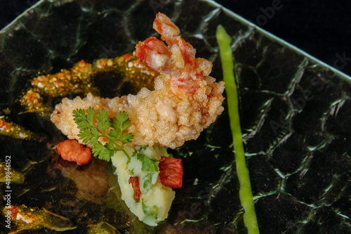 Langostinos en crujiente de arroz con acelgas y bacón.