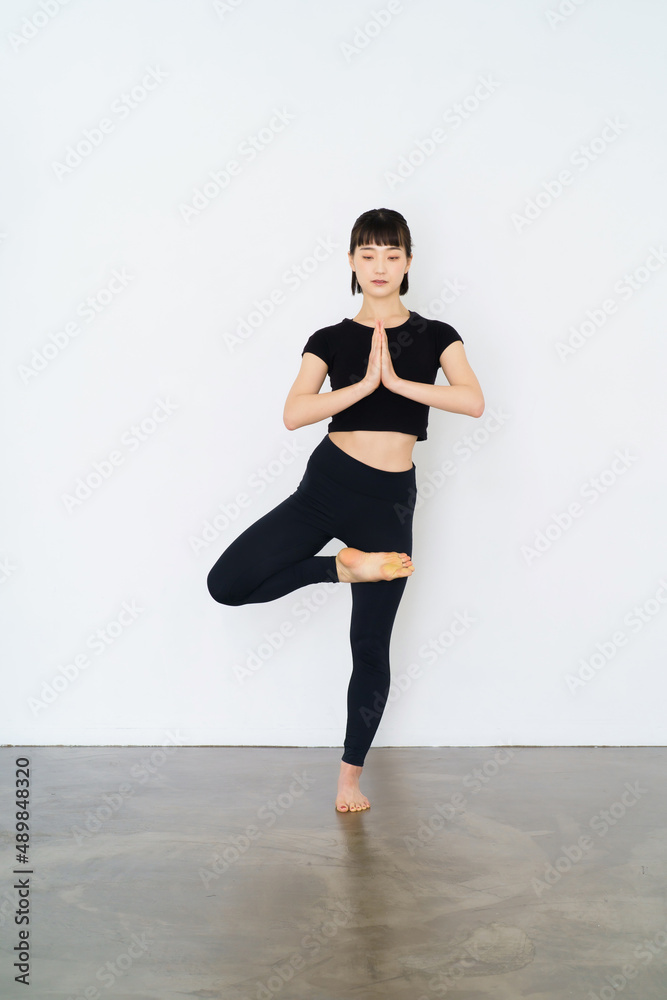 ヨガ(木のポーズ)をする女性 ヨガ(木のポーズ)をする女性