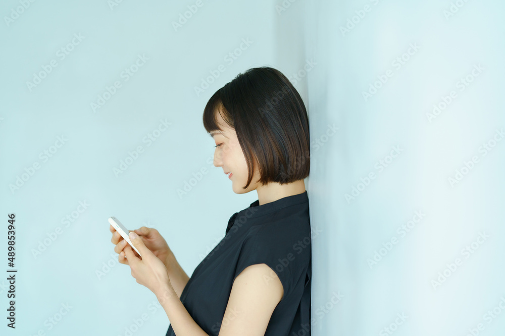 スマートフォンを手にする女性 スマートフォンを手にする女性
