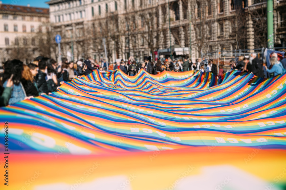 Obraz premium Hundreds of pacifist antiwar people holding peace flag