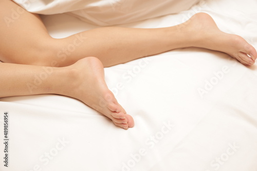 寝相の悪い女性の脚