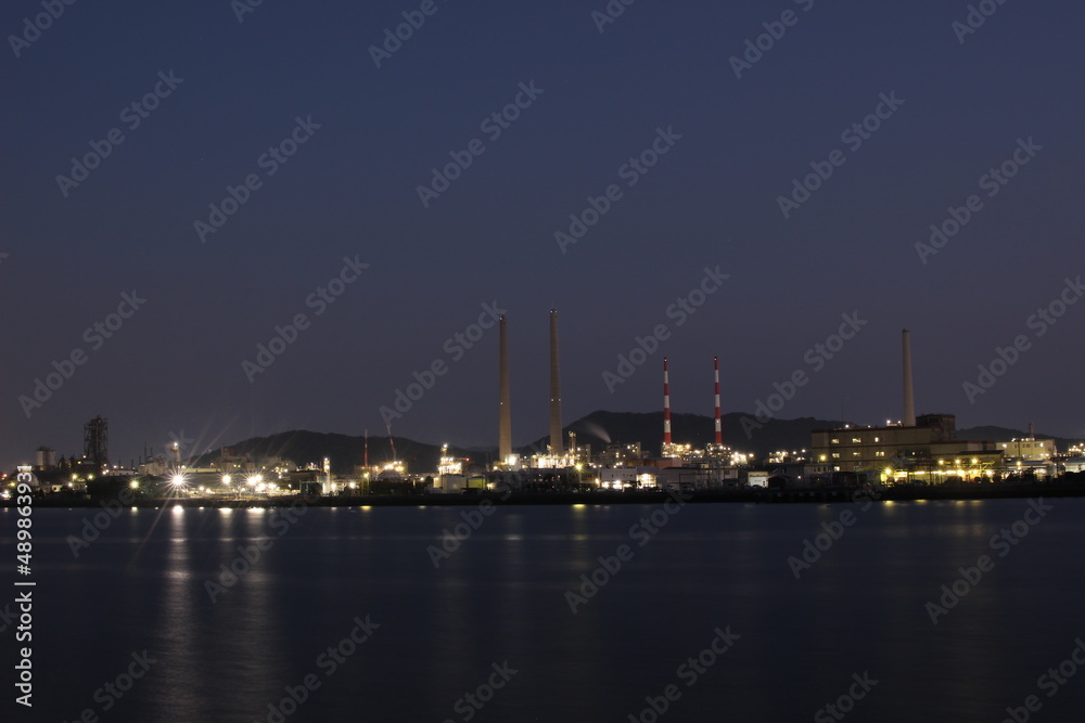 地球とコンビナート！キラキラ光る夕日と海　山口県周南市