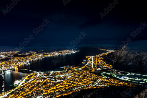 Obraz na płótnie night shot from mountain Fjellheisen above Tromso in northern Norway w salonie