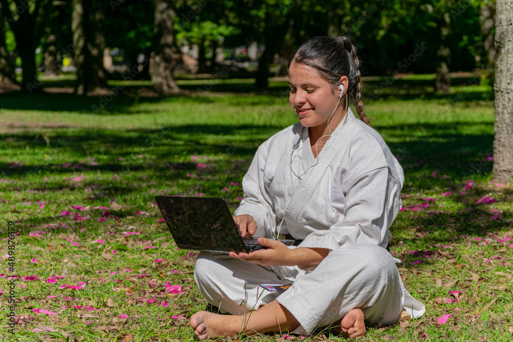 una mujer de arte marciales entrenando karate cinta negra haciendo reunion online en computadora una mujer de arte marciales entrenando karate cinta negra haciendo reunion online en computadora