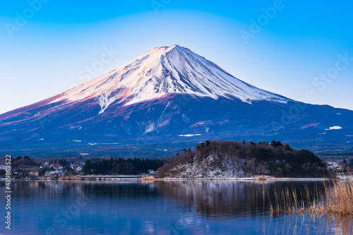 Obraz na płótnie 河口湖から眺める朝焼けの富士山 冬景 w salonie