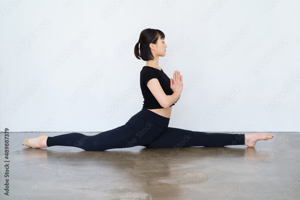Fototapeta premium ヨガ（猿王のポーズ）をする女性