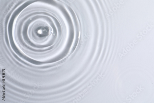 Canvas-taulu Closeup view of water with circles on light background