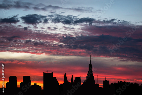 Foto Ciudad al atardecer con siluetas de edificios