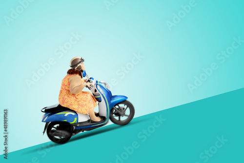 Foto Fat woman riding motorcycle on the incline road