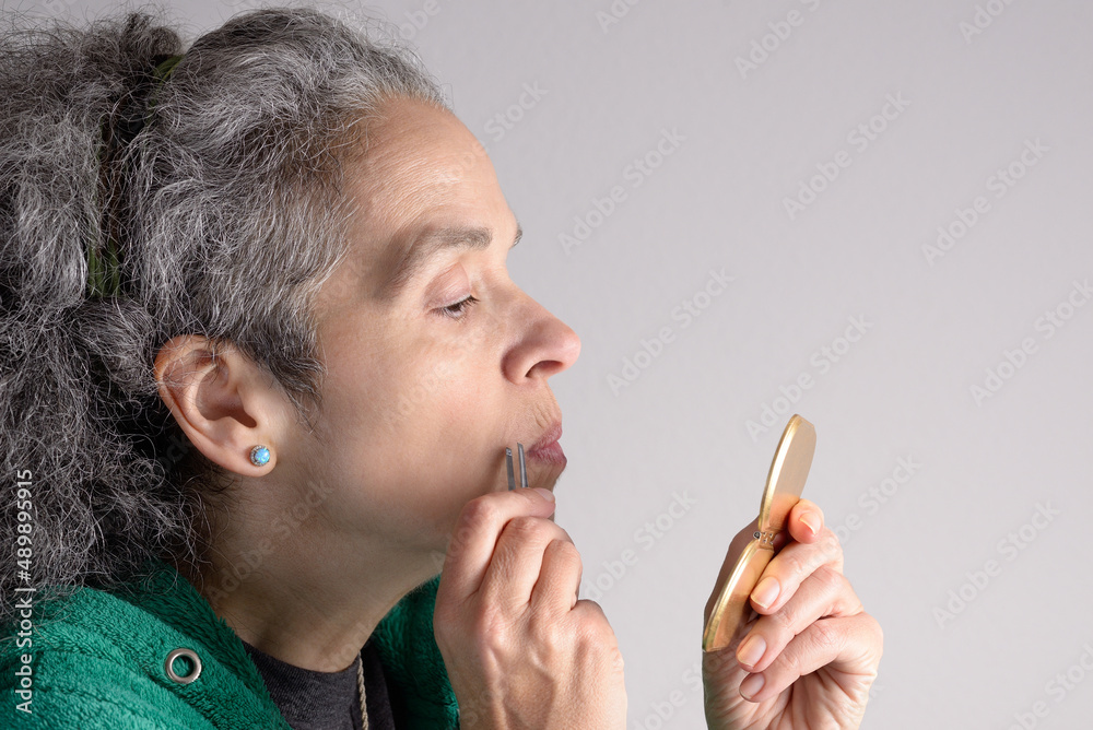 Ταπετσαρία Mature woman plucking facial hair