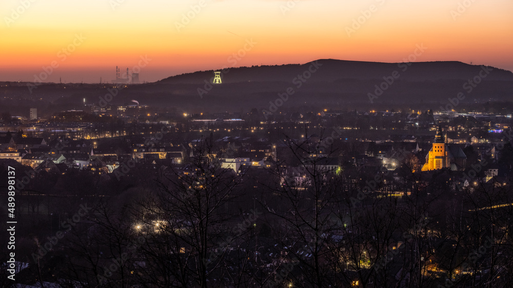 Bottrop skyline vom Tetraeder aus fotografiert, Ruhrgebiet und industriekultur bei sonnenuntergang