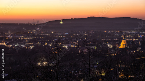 Bottrop skyline vom Tetraeder aus fotografiert, Ruhrgebiet und industriekultur bei sonnenuntergang