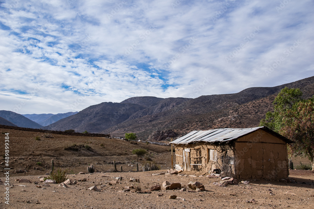 Casa de campo abandonada en las cercanías de Ovalle, sectores duramente afectados por sequía - obrazy, fototapety, plakaty 