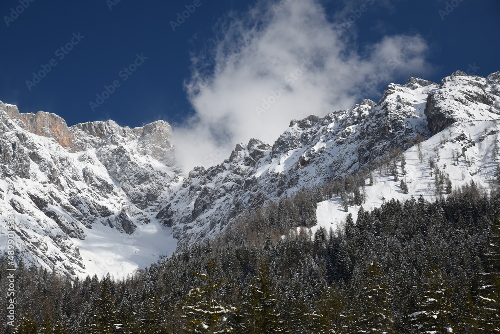 das hochkönig massiv im winter schnee blau himmel wolken pinzgau salzburg österreich alpen hochkönig austrian alps under a blue sky with dramatic clouds austrian alps salzburg