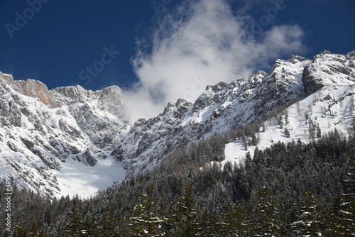 das hochkönig massiv im winter schnee blau himmel wolken pinzgau salzburg österreich alpen hochkönig austrian alps under a blue sky with dramatic clouds austrian alps salzburg © speedster62