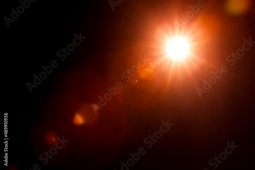Sonnenreflex vor dunklem Hintergrund photo