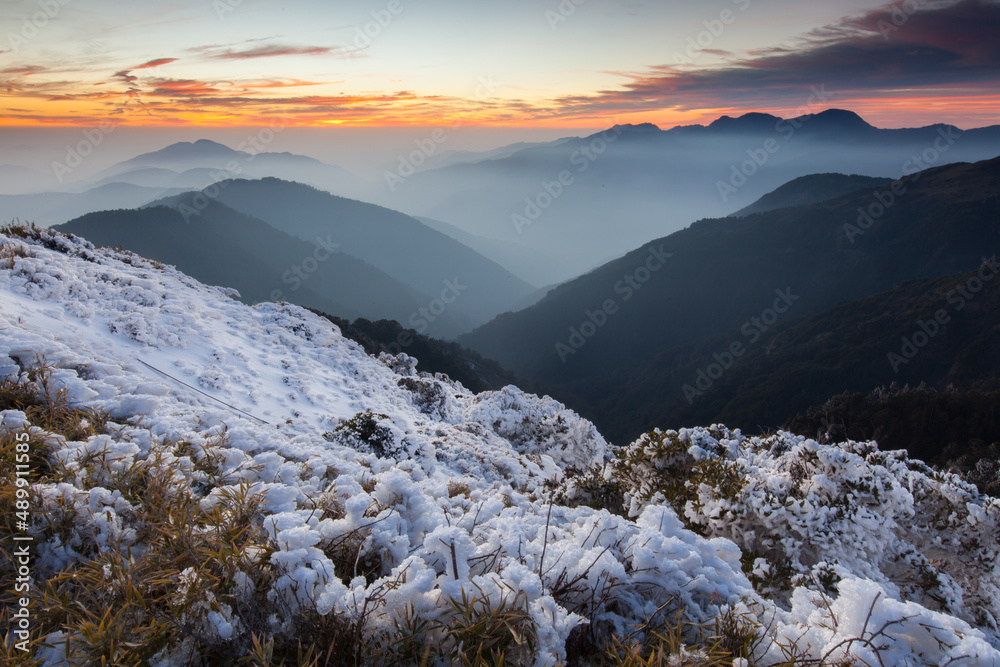 Obraz premium Asia - Beautiful landscape of highest mountains reflect fantasy dramatic sunset sky in winter at Taroko National Park, Hehuan Mountain, Taiwan 