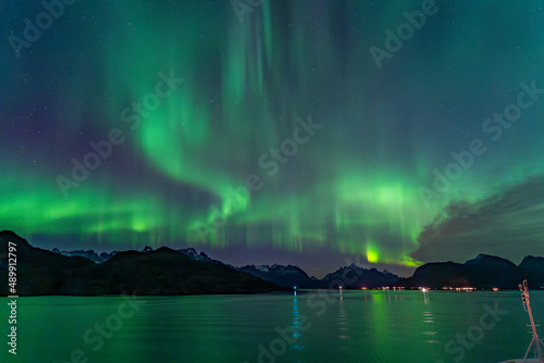 Nordlichter im Raftsund zwischen den Lofoten und den Vesteralen. Über den verschneiten Bergen tanzt die Aurora Borealis am sternenklaren Himmel! Grün, Weiss, Pink und Hellblau leuchtet das Nordlicht. photo