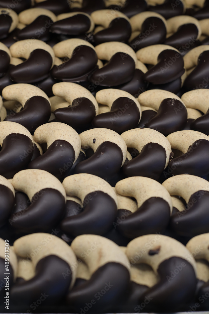 Obraz premium A cookie is a baked or cooked snack or dessert that is typically small, flat, and sweet. 