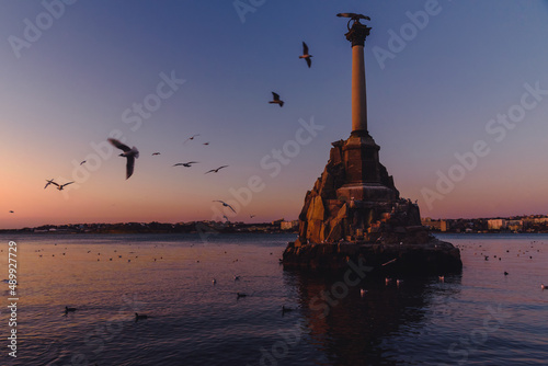 Foto Monument to sunken ships in Black sea water on sunset
