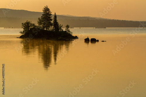 Morgenlicht über einem schwedischen See