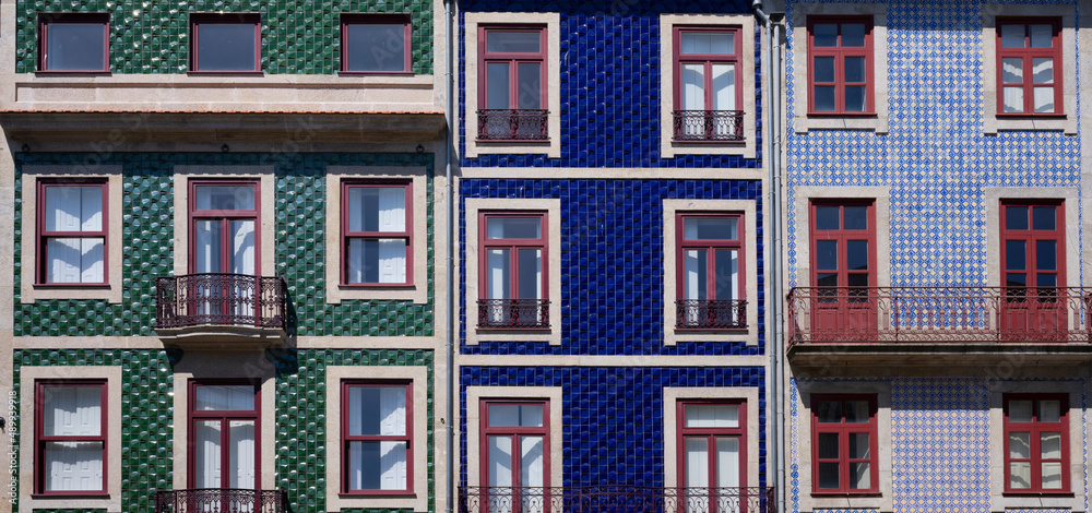 Obraz premium Colorful traditional facade in Porto