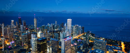 View of Chicago skyline and lake by night © Frédéric Prochasson