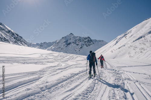 Schitour mit Schneeprofil in freiem Schiraum in den Vorarlberg Alpen an einem schönen Sonnigen Wintertag mit Neuschnee.