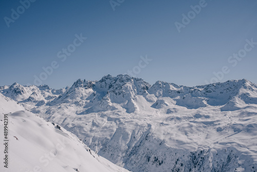 Schitour  mit Schneeprofil in freiem Schiraum in den Vorarlberg Alpen an einem schönen Sonnigen Wintertag mit Neuschnee. © bernhardrogen.com