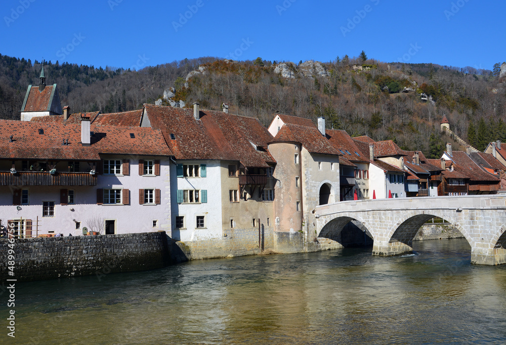 Die mittelalterliche Stadt Saint-Ursanne am Doubs, Kanton Jura