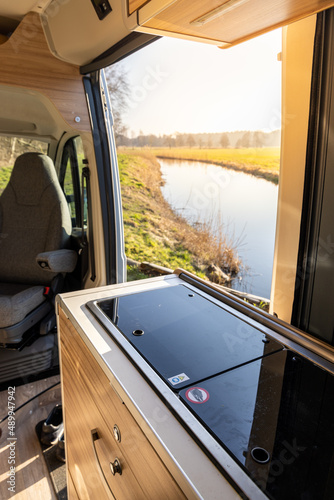 Wohnmobil von innen, Stellplatz an einem Fluss, Camping Küche