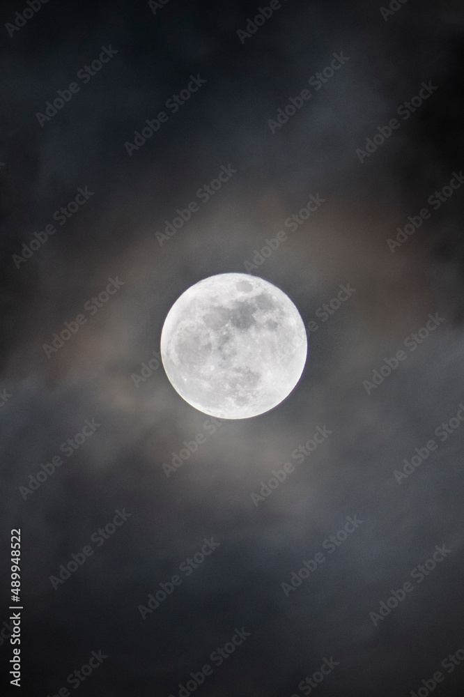 luna con paisaje de nubes luna con paisaje de nubes