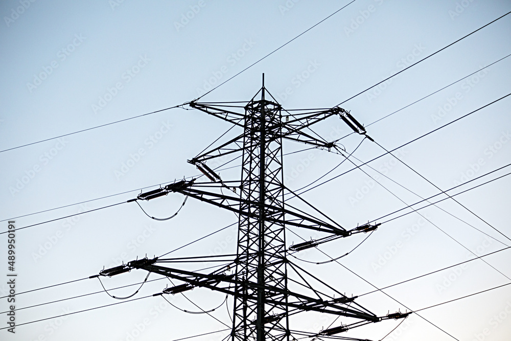 Strommast vor blauem Himmel mit sehr vielen Leitungen Strommast vor blauem Himmel mit sehr vielen Leitungen