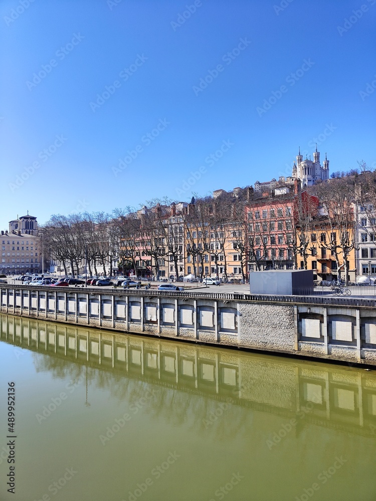 Obraz premium bridge over the river in the city